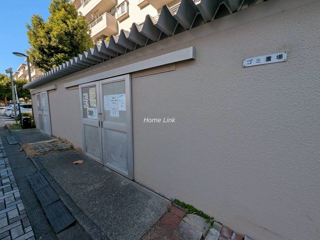 新蓮根団地12号棟 　ゴミ置き場